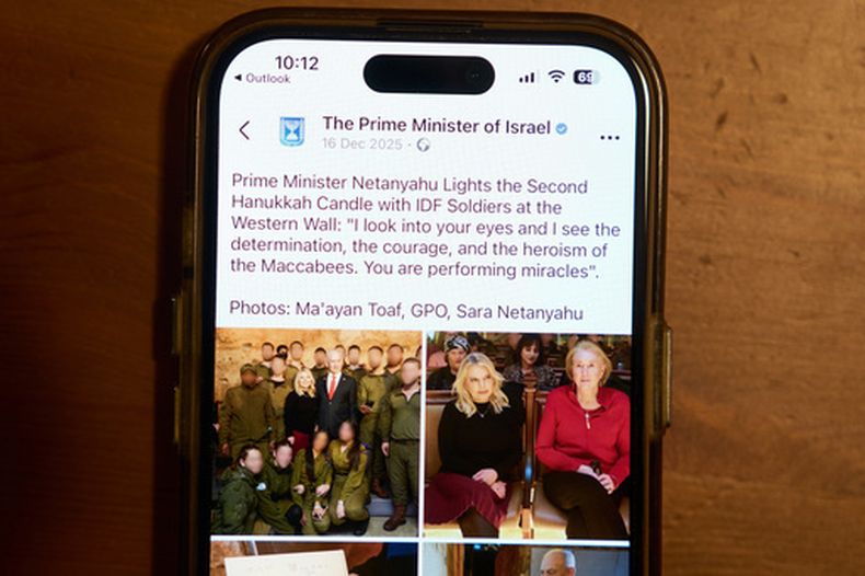 Una publicación en Facebook de la cuenta del primer ministro de Israel muestra una imagen retocada de la esposa del primer ministro, Sara Netanyahu, en un celular en Ramat Gan, Israel, el 9 de enero de 2026 (AP Foto/Oded Balilty)