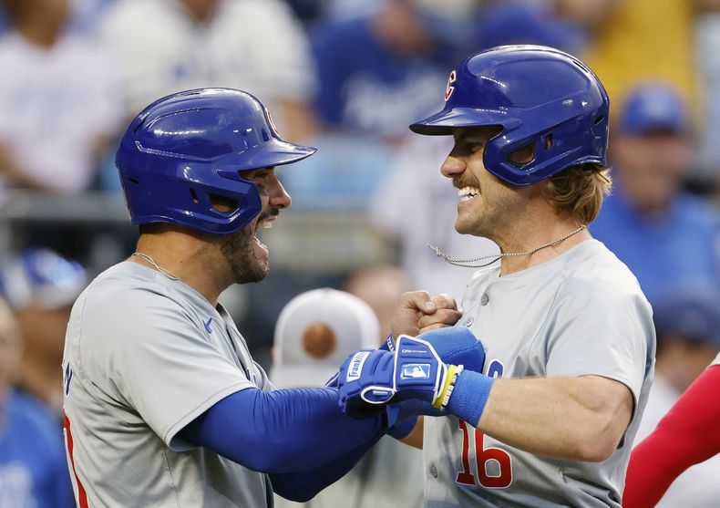 Patrick Wisdom (derecha) , de los Cachorros de Chicago, festeja con su compañero Mike Tauchman, luego de batear un grand slam en el encuentro del sábado 27 de julio de 2024, ante los Reales de Kansas City (AP Foto/Colin E. Braley)