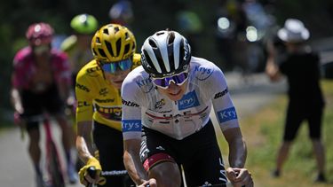 ARCHIVO - Tadej Pogacar (camiseta blanca) trata de desprenderse de Jonas Vingegaard (casaca amarilla de líder general) durante la 18va etapa del Tour de Francia, el jueves 21 de julio de 2022. (AP Foto/Daniel Cole)