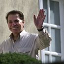 ARCHIVO - El magnate de la televisión brasileña Silvio Santos saluda fuera de su casa en Sao Paulo, Brasil, el jueves 30 de agosto de 2001. (AP Foto/Dario Lopez-Mills)