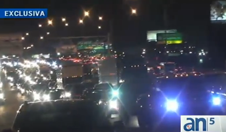 Un accidente que causó el cierre de la 826 en plena hora pico le costó caro al chofer de una motocicleta que provoco el choque.