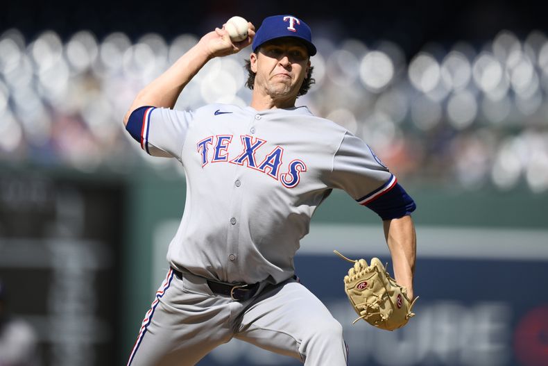 El lanzador abridor de los Rangers de Texas, Jacob deGrom, lanza durante la primera entrada de un juego de béisbol contra los Nacionales de Washington, el sábado 7 de junio de 2025, en Washington. (Foto AP/Nick Wass)