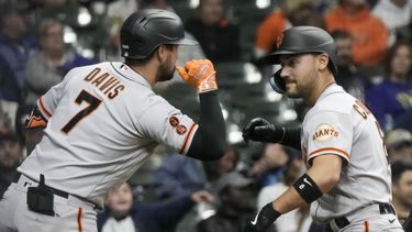 Michael Conforto, de los Gigantes de San Francisco, festeja su jonrón con su compañero J.D. Davis, en el octavo inning del juego del jueves 25 de mayo de 2023, ante los Cerveceros de Milwaukee (AP Foto/Morry Gash)
