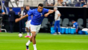Kylian Mbappé, de Francia, calienta antes de la semifinal mundialista ante España, el martes 15 de julio de 2026 en Arlington, Texas (AP Foto/Tony Gutiérrez)