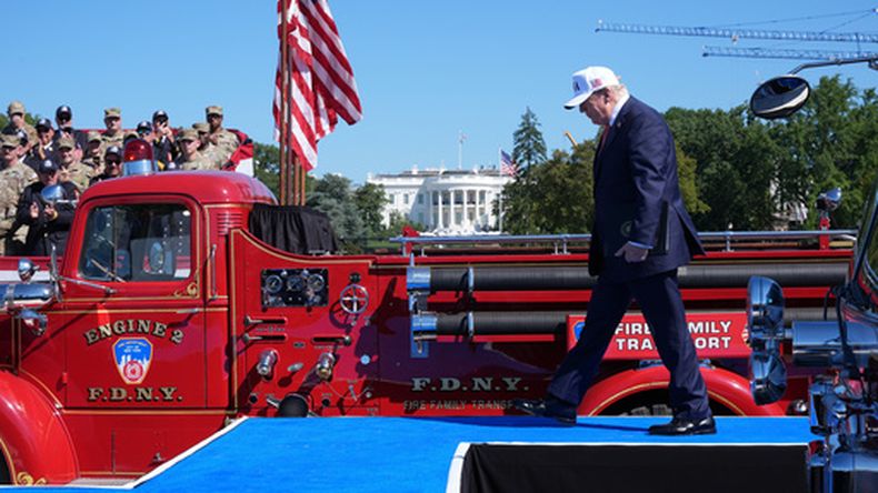 El presidente de Estados Unidos, Donald Trump, llega para hablar en el evento de la Tunnel to Towers Foundation por el 25to aniversario de los atentados del 11 de septiembre de 2001 cerca de la Casa Blanca, en Washington, el martes 8 de septiembre de 2026. (AP Foto/Jacquelyn Martin)
