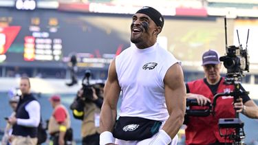 Hurts prolonga invicto de Eagles ante inoperantes Steelers