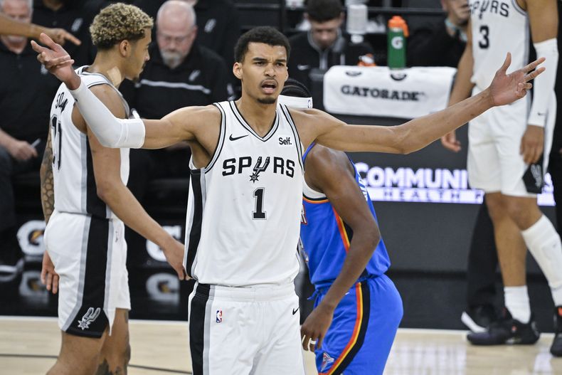 Victor Wembanyama, de los Spurs de San Antonio, arenga al público en el partido del jueves 29 de febrero de 2024, ante el Thunder de Oklahoma City (AP Foto/Darren Abate)