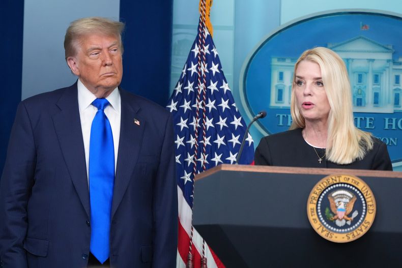 La secretaria de Justicia de EEUU, Pam Bondi, habla con los periodistas mientras el presidente Donald Trump escucha, el viernes 27 de junio de 2025, en la sala de reuniones de la Casa Blanca en Washington. (AP Foto/Jacquelyn Martin, archivo)
