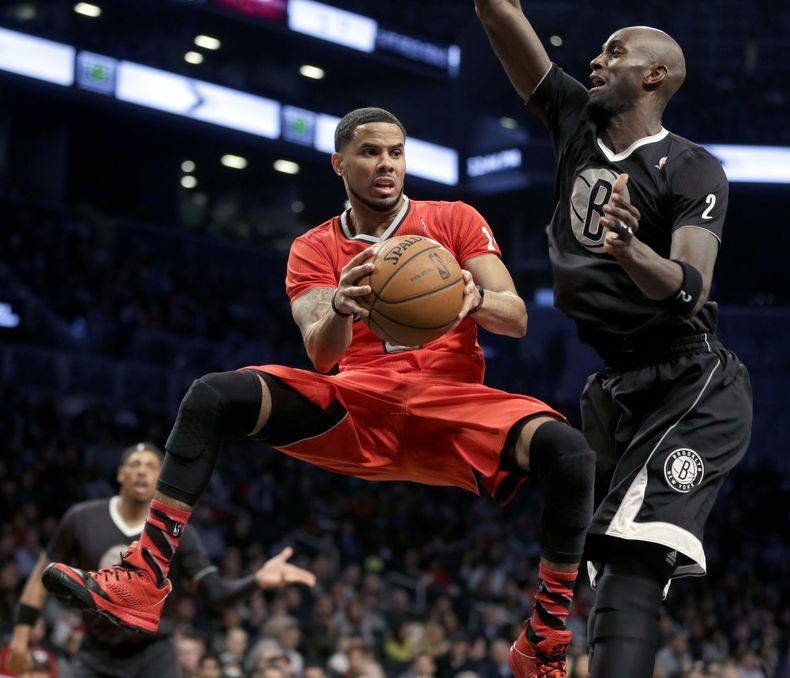 El jugador de los Bulls, D.J. Augustin, izquierda, pasa el bal&oacute;n ante la defensa del jugador de los Nets, Kevin Garnett, el mi&eacute;rcoles, 25 de diciembre de 2013, en Nueva York. (AP Photo/Seth Wenig)