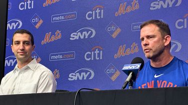 El nuevo mánager de los Mets de Nueva York, Andy Green (derecha), responde a una pregunta durante una conferencia de prensa en la que fue presentado, mientras el presidente de operaciones de béisbol, David Stearns (izquierda), observa antes de un partido de béisbol contra los Rangers de Texas, el 22 de septiembre de 2026, en Arlington, Texas. (Foto AP/Stephen Hawkins)