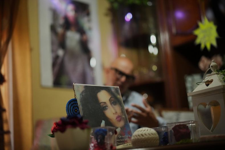 Angelo Venturato habla durante una entrevista con The Associated Press junto a fotos de su hija María, que falleció a los 25 años de un cáncer que, según afirma, está relacionado con décadas de contaminación provocada por vertidos ilegales y quema de residuos, vinculados en su mayoría a grupos organizados, en Acerra, en el sur de Italia, el 22 de mayo de 2026. (AP Foto/Andrew Medichini)