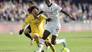 Salernitana enfrenta al líder Napoli tras semana caótica