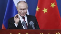 El presidente de Rusia, Vladímir Putin, gesticula en un acto con estudiantes en el Instituto Tecnológico de Harbin, en Harbin, en la provincia nororiental china de Heilongjiang, el 17 de mayo de 2024. (Mikhail Metzel, Sputnik, Kremlin Pool Foto vía AP)