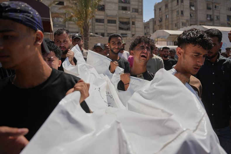 Dolientes cargan el cuerpo del palestino Abdullah Moussa, de 30 años, fallecido en un ataque aéreo israelí, durante su funeral en Jan Yunis, en la Franja de Gaza, el sábado 27 de junio de 2026. (AP Foto/Abdel Kareem Hana)