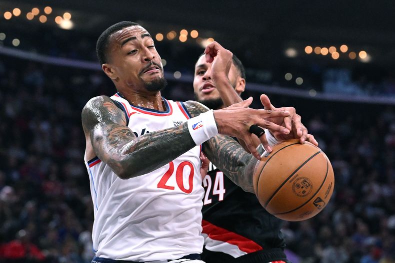 John Collins (20), de los Clippers de Los Ángeles y Kris Murray (24), de los Trail Blazers de Portland, disputan el balón durante la primera mitad del partido de baloncesto de la NBA, el domingo 26 de octubre de 2025, en Los Ángeles. (AP Foto/Wally Skalij)