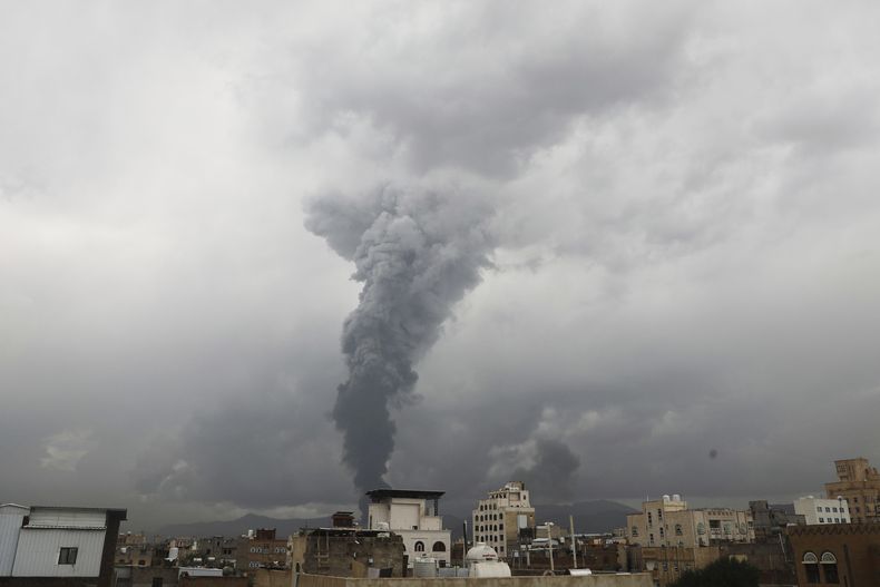 Nubes de humo se elevan tras los ataques aéreos israelíes en distintas áreas de Saná, Yemen, el domingo 24 de agosto de 2025. (AP Foto/Osamah Abdulrahman)