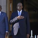 El secretario de Defensa estadounidense Lloyd Austin, derecha, y el ministro de Defensa de Kenia, Aden Duale, izquierda, escuchan el himno nacional durante una ceremonia en el Pentágono, el miércoles 7 de febrero de 2024, en Washington. (AP Foto/Susan Walsh)