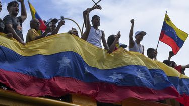 Los manifestantes protestan contra los resultados oficiales de las elecciones que declaran la reelección del presidente Nicolás Maduro en Valencia, Venezuela, el lunes 29 de julio de 2024, el día después de la votación. (AP Foto/Jacinto Oliveros)
