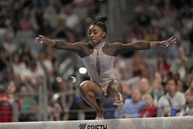 Simone Biles compite en la barra de equilibrio durante el Campeonato de Gimnasia de Estados Unidos, el domingo 2 de junio de 2024, en Fort Worth, Texas. (Foto AP/Julio Cortez)