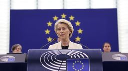 La presidenta de la Comisión Europea, Ursula Von der Leyen, pronuncia su discurso sobre el apoyo de la UE a la paz en Ucrania, el miércoles 7 de mayo de 2025 en el Parlamento Europeo, en Estrasburgo, en el este de Francia. (AP Foto/Antonin Utz)