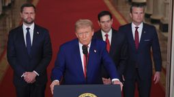 El presidente de Estados Unidos, Donald Trump, habla desde la Sala Este de la Casa Blanca en Washington, el sábado 21 de junio de 2025 después de que el Ejército estadounidense golpeara tres instalaciones nucleares y militares iraníes, sumándose a los esfuerzos de Israel por decapitar el programa nuclear del país, junto al vicepresidente, JD Vance; el secretario de Estado, Marco Rubio, y el secretario de Defensa, Pete Hegseth. (Carlos Barria/Pool via AP)