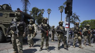 Agentes federales en MacArthur Park, el lunes 7 de julio de 2025, en Los Ángeles. (AP Foto/Damian Dovarganes, Archivo)