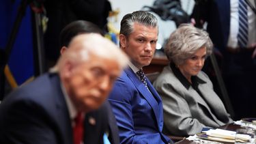 El secretario de Defensa de EEUU, Pete Hegseth, escucha mientras él y la jefa de despacho de la Casa Blanca, Susie Wiles, acompañan al presidente Donald Trump, en primer plano a la izquierda, en una reunión con el primer ministro australiano Anthony Albanese en la Casa Blanca, en Washington, el lunes 20 de octubre de 2025. (AP Foto/Evan Vucci)