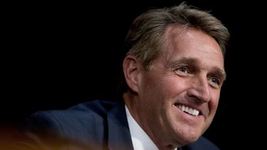 Flake menciona posibilidad de candidatura contra Trump