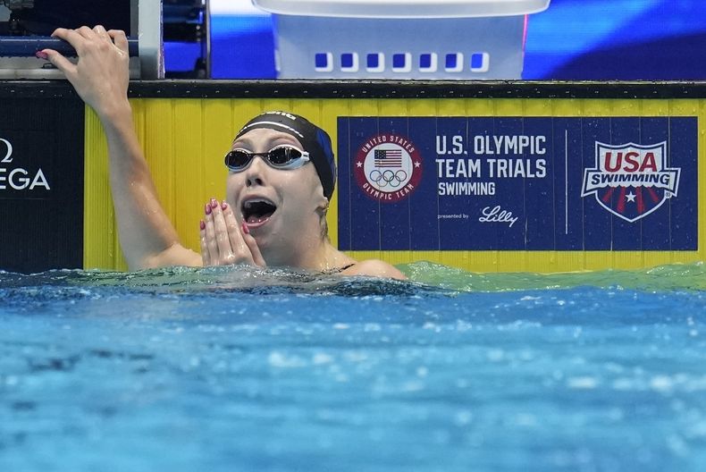 Gretchen Walsh reacciona al ver su récord mundial en su heat de las semifinales de los 100 metros mariposa durante las pruebas olímpicas de Estados Unidos el sábado 15 de junio del 2024. (AP Foto/Michael Conroy)