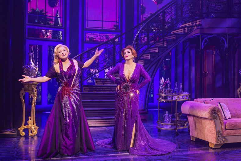 Esta imagen publicada por Polk & Co. muestra a Megan Hilty, a la izquierda, y Jennifer Simard durante una presentación de Death Becomes Her en Nueva York. (Matthew Murphy/Polk & Co. via AP)