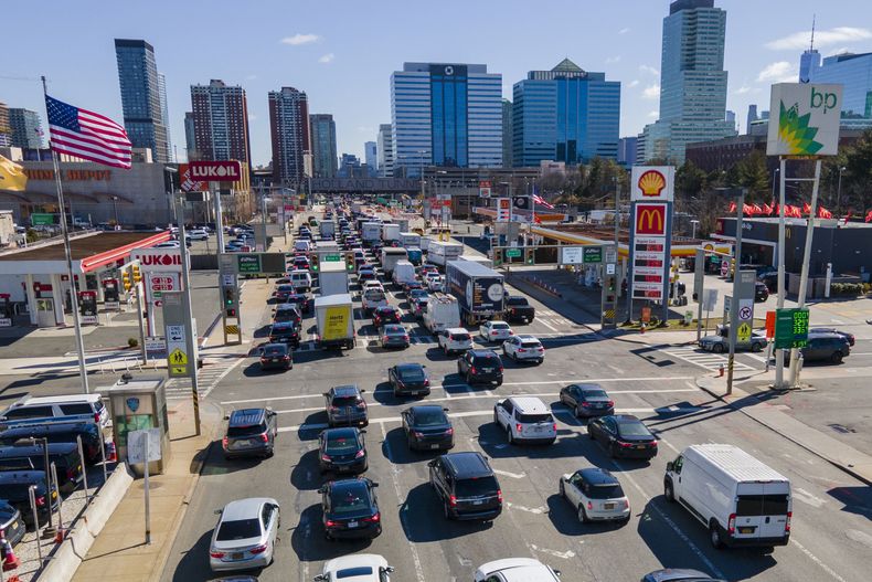 Conductores esperan a ingresar al túnel Holland hacia la ciudad de Nueva York durante la hora pico matutina, el miércoles 8 de marzo de 2023, en Jersey City, Nueva Jersey. (AP Foto/Ted Shaffrey, Archivo)