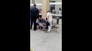 obrero cae del segundo piso de un hotel en la habana