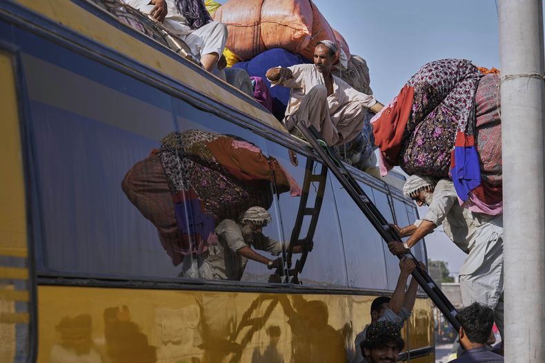 Refugiados afganos en Karachi, Pakistán, el 9 de abril del 2025. (AP foto/Fareed Khan)