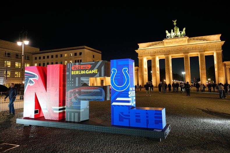 El logo de la NFL iluminado en las Puertas de Branderburgo en Berlín, Alemania antes del juego de los Colts y Falcons el jueves 6 de noviembre del 2025. (AP Foto/Martin Meissner)