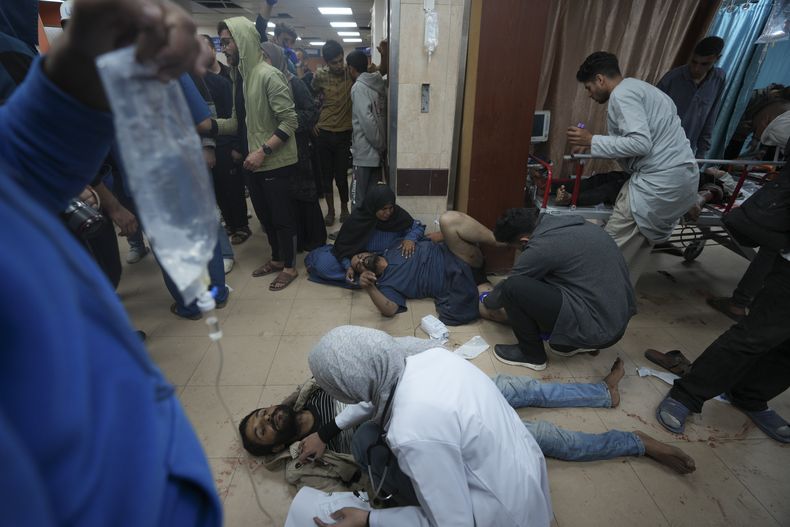 Palestinos heridos en bombardeos israelíes en la Franja son trasladados al hospital de Al Aqsa, en Deir al Balah, Gaza, el 7 de enero de 2024. (AP Photo/Adel Hana)