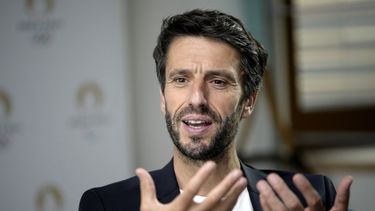 El presidente del Comité Organizador de los Juegos Olímpicos de París 2024, Tony Estanguet, durante una entrevista con The Associated Press en la sede del comité organizador, el martes 27 de junio de 2023 en Saint Denis, a las afueras de París. (AP Foto/Christophe Ena)