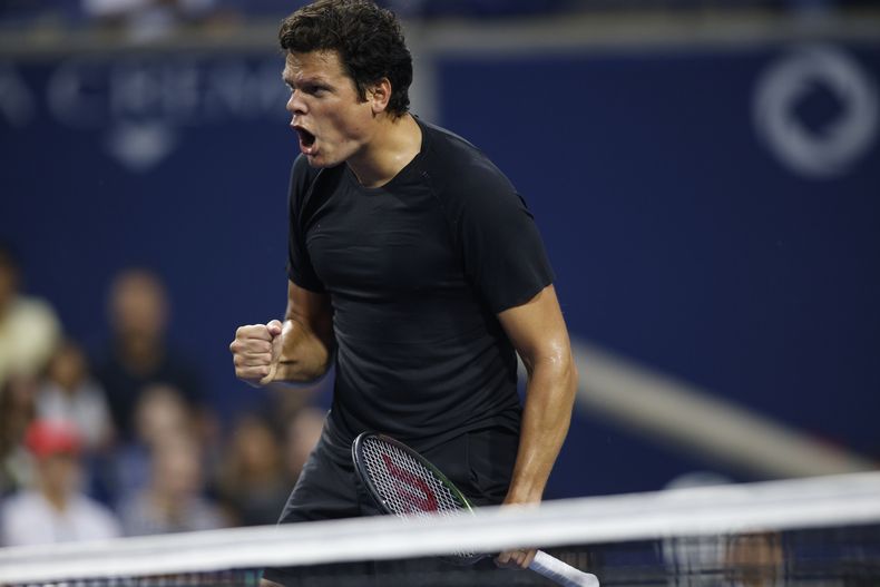 El canadiense Milos Raonic celebra luego de conseguir un punto ante el estadounidense Frances Tiafoe durante el primer día del torneo masculino del Abierto National Bank en Toronto. Lunes 7 de agosto de 2023. (Cole Burston/The Canadian Press via AP)