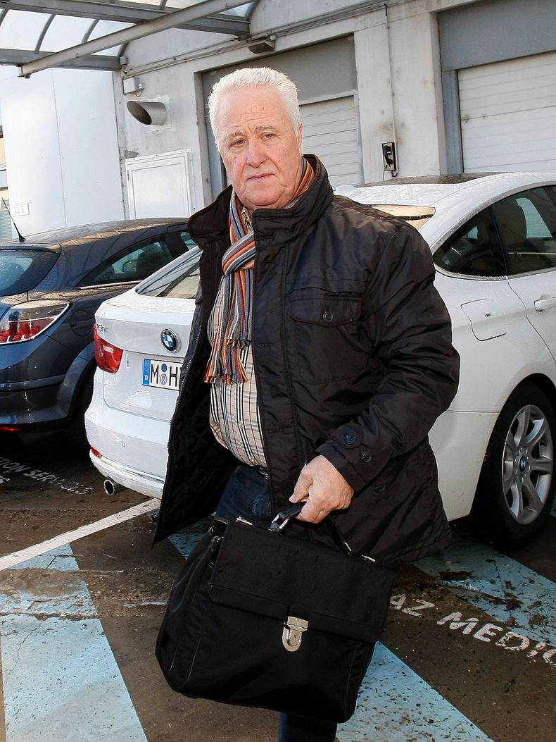 El padre de Michael Schumacher, Rolf, llega al hospital de Grenoble, en los Alpes franceses, el domingo 5 de enero de 2014. El retirado piloto de F&oacute;rmula 1 se encuentra bajo coma inducido tras haber sufrido un accidente de esqu&iacute;. (AP Foto/Cl