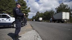 Policías resguardan un camión cargado con aguacates que se dirige a la ciudad de Uruapan, el 26 de enero de 2023, en Santa Ana Zirosto, en el estado de Michoacán, México. (AP Foto/Armando Solis, Archivo)