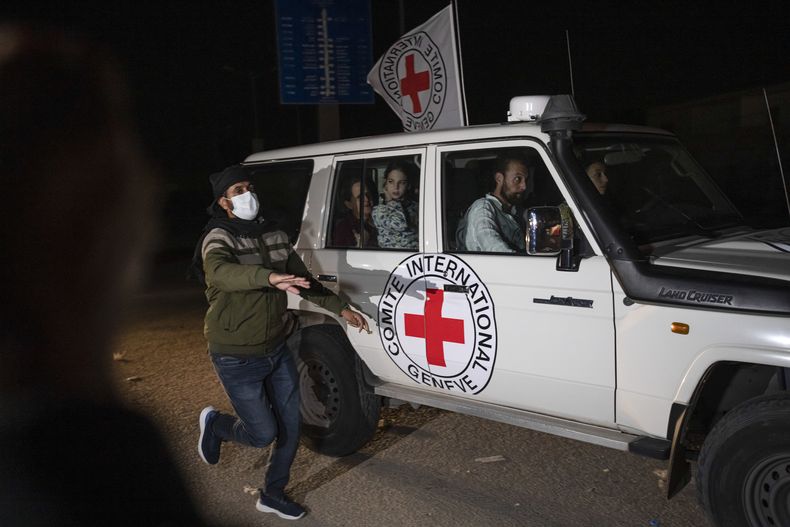 ARCHIVO - Un vehículo de la Cruz Roja con rehenes israelíes a bordo en la Franja de Gaza con dirección a Egipto en Rafah, el 25 de noviembre de 2023. (AP Foto/Fatima Shbair, Archivo)