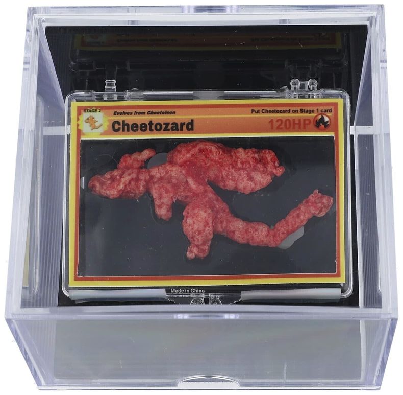 Esta foto sin fecha facilitada por Goldin Auctions muestra un Cheeto con forma del Pokémon Charizard que se ha subastado por 87.840 dólares. (Goldin Auctionsvia AP)