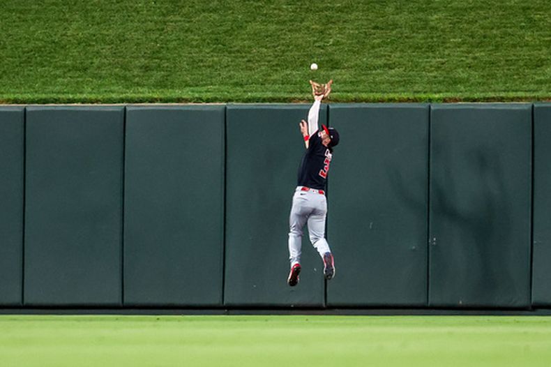 El jardinero de los Nacionales de Washington, Dylan Crews, atrapa un elevado para un out ante el pelotero de los Cardenales de San Luis, Jordan Walker, durante la tercera entrada de un partido de béisbol el sábado 19 de septiembre de 2026, en San Luis. (Foto AP/Scott Kane)