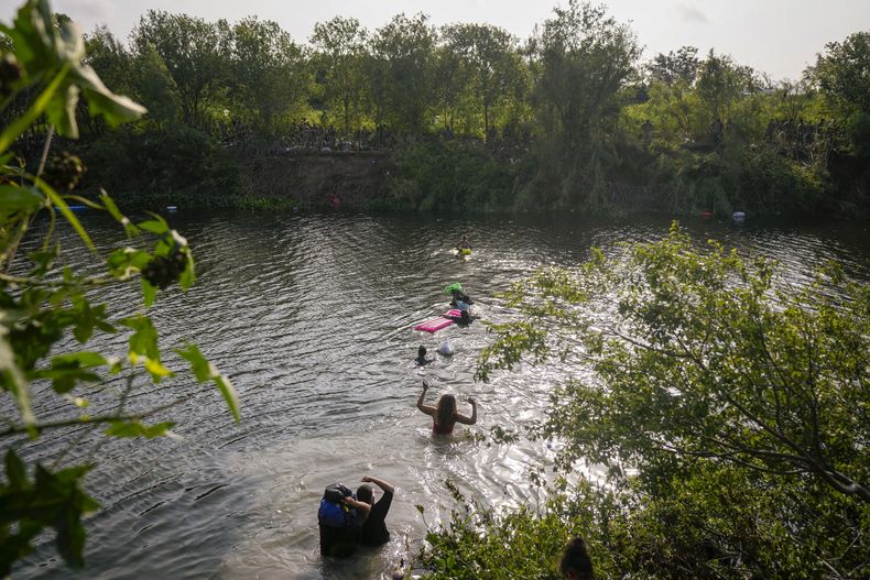 Migrantes cruzan el río Bravo (Rio Grande en inglés) el miércoles 10 de mayo de 2023 en dirección a Estados Unidos, desde Matamoros, México. Solicitantes de asilo se han estado presentando en grandes números a la frontera entre Estados Unidos y México en anticipación al fin de la restricción conocida como Título 42, la cual le permitía al gobierno estadounidense expulsar rápidamente a los migrantes hacia México. El miércoles se anunciaron medidas que abren nuevas vías legales para los migrantes. (AP Foto/Fernando Llano)