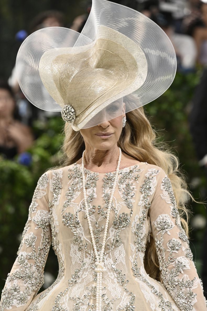 Sarah Jessica Parker llega a la gala benéfica del Instituto del Vestido del Museo Metropolitano de Arte para celebrar la inauguración de la exposición Sleeping Beauties: Reawakening Fashion el lunes 6 de mayo de 2024, en Nueva York. (Foto Evan Agostini/Invision/AP)