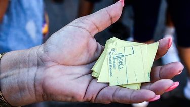 estuve en la fila desde las 3 de la madrugada y me toco el turno 37:  las penurias que deben pasar los cubanos para comprar 100 dolares