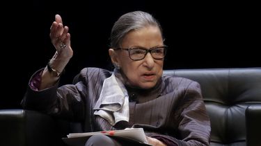 EEUU: Hospitalizan a ministra Ginsburg, de 86 años
