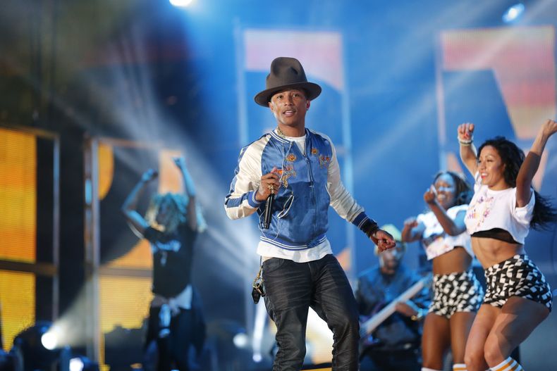 Pharrell Williams durante un ensayo antes del juego de estrellas de la NBA en Nueva Orle&aacute;ns en una fotograf&iacute;a del 16 de febrero de 2014. "Happy" del rapero, productor y cantante est&aacute; nominada a la mejor canci&oacute;n origin