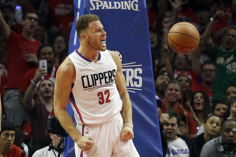 ARCHIVO - Foto del 17 de abril del 2016 Blake Griffin de los Clippers de Los Ángeles reacciona tras clavar el balón frente a los Trail Blazers de Portland. El martes 16 de abril del 2024, Griffin anuncia su retiro después de 14 años en la NBA. (AP Foto/Jae C. Hong, Archivo)