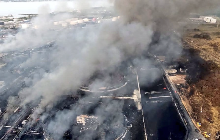 Progresa la extinción del grave incendio industrial en la base de Supertanqueros de Matanzas