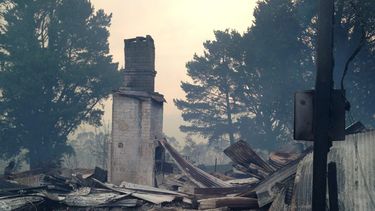 americateve | Fotograf&iacute;a proporcionada por el Servicio Rural de Bomberos de Nueva Gales del Sur muestra los restos de un edificio destruido por un incendio forestal en ese estado australiano, el jueves 17 de octubre de 2013. (Foto AP/Servicio Rural de Bomberos d